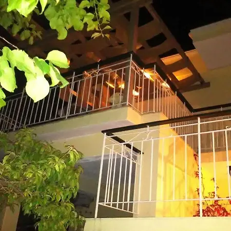 Elenas Garden アパート *